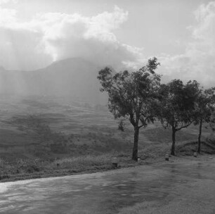 Sizilien, Gebirgslandschaft von einer Straße aus