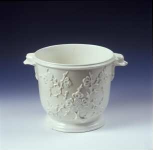 Cachepot mit Tierkopfgriffen und Prunuszweigrelief