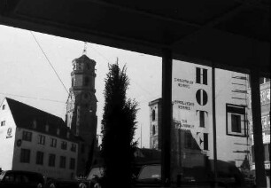 Stuttgart: Marktplatz und Stiftskirche mit U-Hotel im Vordergrund