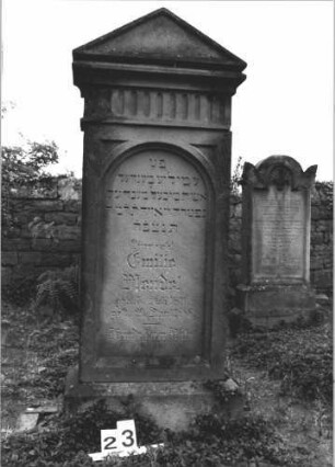 Grabstein 23 (Index: 99808368) Material: Sandstein Zustand: gut Maße HxBxT: 146x56x22 cm Beschreibung: Stele, Sockel, Giebel, Schriftfeld eingetieft mit Rundbogenabschluß: Grabstein 23