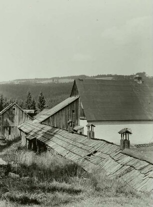 Sankt Joachimsthal (Jáchymov), Eliasschacht westlich des Ortes. Eliasstolln, gedeckter Gang zum Stollenmundloch. Blick über das Tal nach Westen
