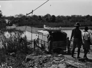 Übersetzen der Lastwagen : Die Lastwagen der Expedition beim Übersetzen über einen Fluss.