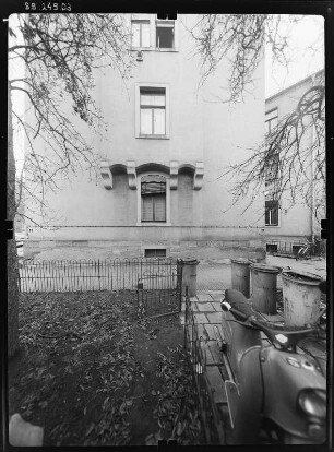 Dresden-Striesen, Altenberger Straße 25. Wohnhaus mit Läden (Parsifalapotheke, um 1900). Seitenansicht von Süden