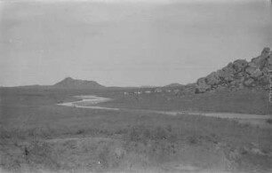 Landschaft : Blick über eine Savanne mit Fluss und Hügeln