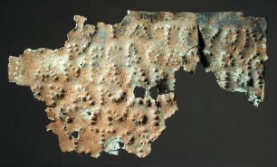 Zwei anpassende Fragmente einer griechischen Inschrift, die Buchstaben in Punkten eingeschlagen