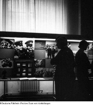 Feuerwache (Louisenstraße?), Feuerwehrautos, Ausstellung mit Modell der Feuerwache Louisenstraße, Feuerwehrleute mit Einsatzleiter Kaiser