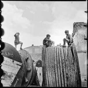 Spandauer Vorstadt in Berlin-Mitte, Bild 4: Kinder auf Kabeltrommel. SW-Foto, 1962 © Kurt Schwarz.