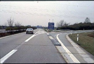 Einfahrt in Kreisel Nordwest (Heidelberg Richtung Heilbronn) von Nebenfahrbahn Nord der A656 (Heidelberg Richtung Mannheim)