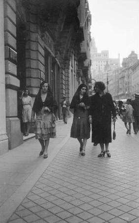 Frankreich, Marseille : Reiseaufnahmen aus Frankreich. Straßenszene mit drei jungen Frauen in Marseille?