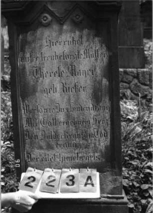 Grabstein 223 (Index: 99790295) Maße HxBxT: 146x58x20 cm Steinmetz: Mayer (?): Grabstein 223A