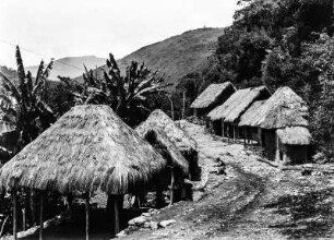 Pacollo : Dorf mit Straße und Hütten