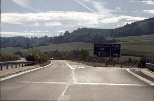 Einfahrt in Kreisel Nordwest (AK Hegau Richtung Singen) von Nebenfahrbahn Nord (AK Hegau Richtung Schaffhausen)