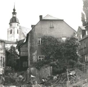 Colditz, Kirchgasse 1. Wohnhaus (18. Jh.). Giebelansicht mit Abrissstelle des Hauses, Töpfergasse 3