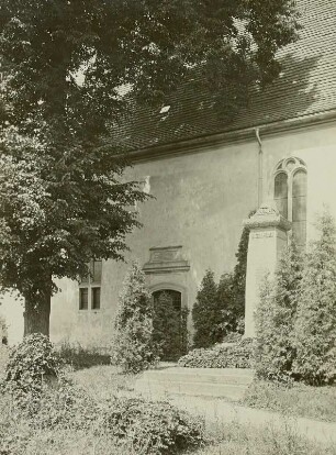 Borna, Südseite der Dorfkirche mit dem Ehrenmal für die Gefallenen des 1. Weltkriegs