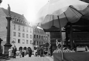 Freiburg i. Br.: Domhotel Geist, Vordergrund: Marktstand