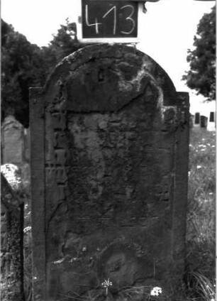 Grabstein 413 (Index: 100102796) Material: Sandstein Zustand: stark verwittert, abgeblättert, weitgehender Textverlust Maße HxBxT: 122x65x7 cm Beschreibung: Stele, eingezogener Rundbogenabschluss, Schriftfeld eingetieft: Grabstein 413