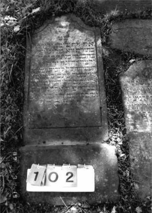 Grabstein 102 (Index: 99796500) Material: Sandstein Zustand: verwittert Maße HxBxT: 0x0x0 cm Beschreibung: Stele, Sockel, geschweifter Abschluß: Grabstein 102