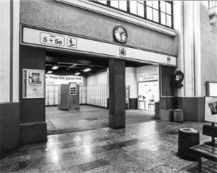 Hauptbahnhof (1893-1898; Ernst Giese, Paul Weidner). Empfangsgebäude. Zugang zur Bahnsteigtreppe zu den Bahnsteigen 5 und 5a sowie Gepäckaufbewahrung (Schließfachanlage) : Dresden-Altstadt, Am Hauptbahnhof 4. Hauptbahnhof (1893-1898; Ernst Giese, Paul Weidner). Empfangsgebäude. Zugang zur Bahnsteigtreppe zu den Bahnsteigen 5 und 5a sowie Gepäckaufbewahrung (Schließfachanlage)
