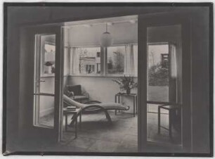 Werkbund-Ausstellung, Stuttgart-Weißenhof Einfamilienhaus Typ C 7: Veranda: Innenansicht (Möbel Marlene Poelzig?)