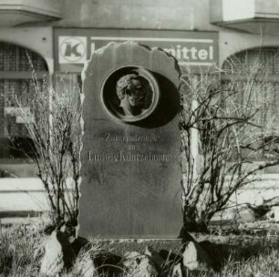 Gedenkstein für Max Ludwig Küntzelmann : Dresden-Weißer Hirsch, Gedenkstein für Max Ludwig Küntzelmann, Bautzner Landstraße, Ecke Luboldtstraße