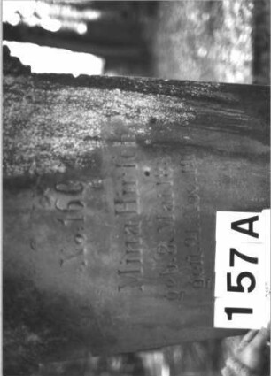 Grabstein 157 (Index: 99898997) Material: Sandstein Zustand: stark verwittert Maße HxBxT: 169x57x23 cm Beschreibung: aufgesockelte Stele, Giebelaufsatz mit Eckakroterien: Grabstein 157A