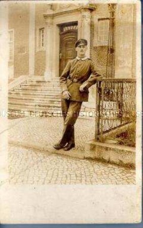 Rudolf Meier in Uniform, vor einem Haus
