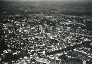 Zittau. Stadtkern gegen nordöstliche Vorstadt und Eckartsberg. Luftbild-Schrägaufnahme