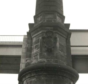 Bad Schandau. Eisenbahnbrücke über die Elbe (1874-1877). Ersatzneubau (1985-1990). Wappen an der Stirnseite des südlichen Gruppenpfeilers