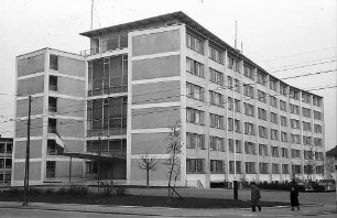 Freiburg i. Br.: Französisches Verwaltungsgebäude am Fahnenbergplatz von der Friedrichstraße aus