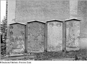 Grabplatte für Dietrich von Miltitz : Außenfassade mit vier Grabplatten (links für Dietrich von Miltitz, rechts für Margareta von Miltitz)