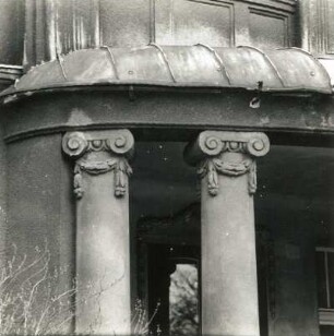 Cottbus, Berliner Straße 131. Wohn- und Geschäftshaus (Stadtverwaltung; um 1910). Portal-Portikus, Teilansicht Säulenpaar und Verdachung