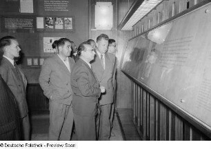 Dimiter Popoff (2.v.r.), Raitscho Kirkoff (3.v.l.) und Wassil Baeff (rechts) mit weiteren Gästen während einer Führung