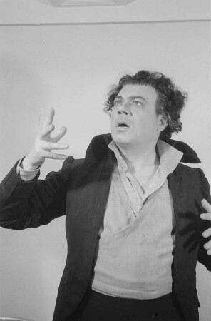 Szenenbilder aus der Oper "Dantons Tod" von Gottfried von Einem an der Deutschen Staatsoper Berlin: mit Hans Reinmar in der Titelrolle und Erich Witte als Robespierre, Elisabeth Grümmer u. a. : Soloaufnahme von Hans Reinmar als Danton