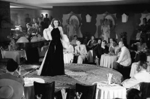 Bukarest: Modenschau: Abendkleid mit Stola