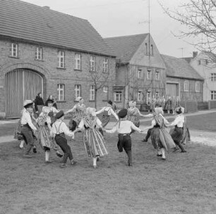 Ostertänze von Kindern dargestellt in Spohla : Jutrowne reje dźěći na młodych jutrach w Spalach : Spohla / Spale