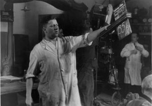 Der Mann mit der Klappe. Eine wichtige Person bei den Dreharbeiten. Hier beim Dreh eines Films bei der Ufa. Aufgenommen 1938