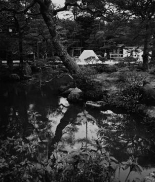 Kyoto. Garten des Ginkaku-ji. Gartenlandschaft mit Gewässer