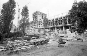 Berlin: Westend; Interbau; Le Corbuser-Haus im Bau; Gesamtansicht von Südwest mit Bäumen