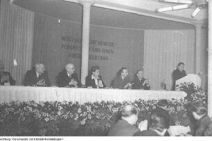 Dresden. Deutschlandpolitik. Treffen mit Vertretern aus der BRD unter Teilnahme des Oberbürgermeisters Walter Weidauer, um einen Friedensvertrag mit beiden deutschen Staaten zu erzwingen, 1955