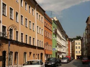 Gasse mit sanierten Wohnhäusern, Altstadtzentrum
