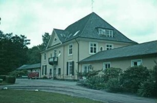 Oetjendorfer Landstraße 19: Haus Lichtensee: Frontseite mit Mittelrisalit, Eingangsportal, Balkon: beiderseits einstöckige Seitenflügel: vorne links Auffahrt