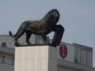 Bratislava - Löwenfigur : Eine überdimensionale Löwenfigur mit dem Stadtwappen steht auf einer Säule am Donauufer. Aufgenommen am 14. Juni 2011 in Bratislava