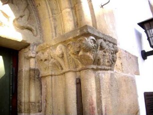 Langhaus Westseite-romanisches Portal - Südgewände mit Profilierung sowie plastischer Ornamentik am Kämpfer