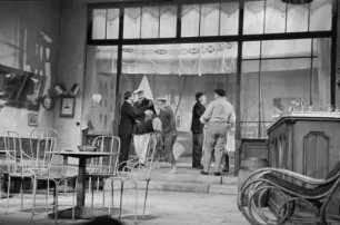 Szenenbilder aus "Zum goldenen Anker" von M. Pagnol, mit U.Thein als Marius u. a., Kammerspiele (Deutsches Theater), Berlin, 12.10.1956