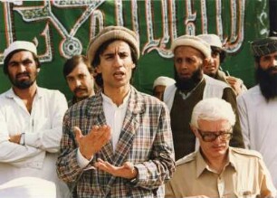 Dr. Hemat, Präsident der Afghanistan-Nothilfe in Deutschland, 1987 in einem afghanischen Flüchtlingslager