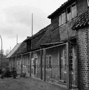 Hagenstraße: Abrisshäuser: vorn Zaun und Rasenfläche
