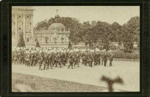 Beisetzung Kaiser Friedrich III., König von Preußen, Offiziere im Trauerzug im Garten vor Neuem Palais in Potsdam