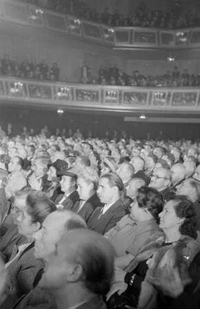 Veranstaltung zum Weltfriedenstag im Admiralspalast : Blick auf die Zuschauer und Gäste, u.a. mit Walter Friedrich