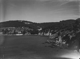 Landschaft : Blick von einer Anhöhe über das Marmarameer auf die Küste von Büyükada.