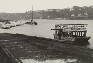 Dresden-Blasewitz. Elbufer. Verladen von Sandsteinblöcken. Blick über die Elbe zum Wasserwerk und auf die Loschwitzer Häuser längs der heutigen Schevenstraße